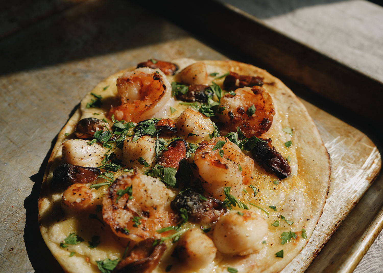 Pizza aux fruits de mer sur pain naan