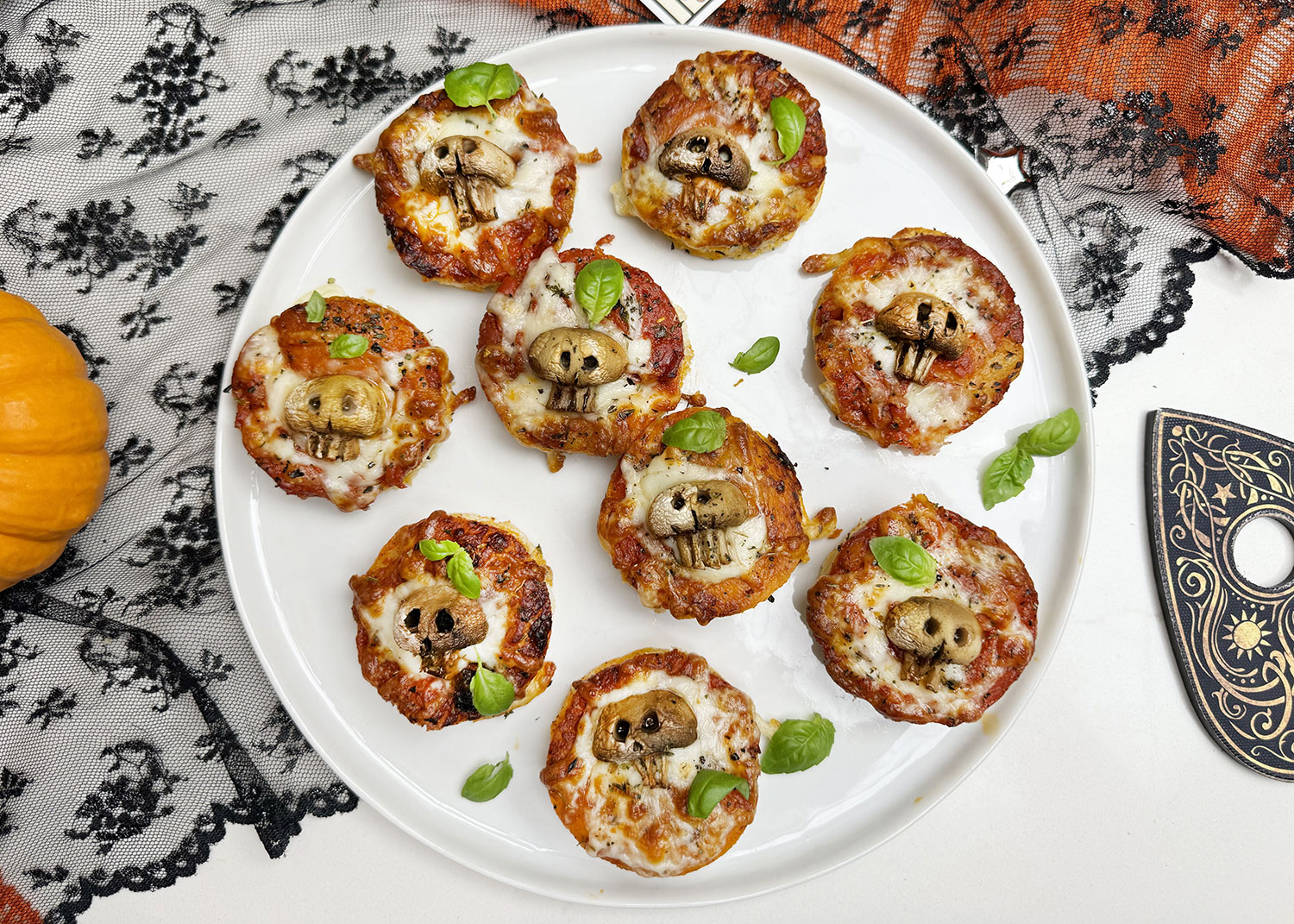 Bouchées d'Halloween: mini-pizzas têtes de mort