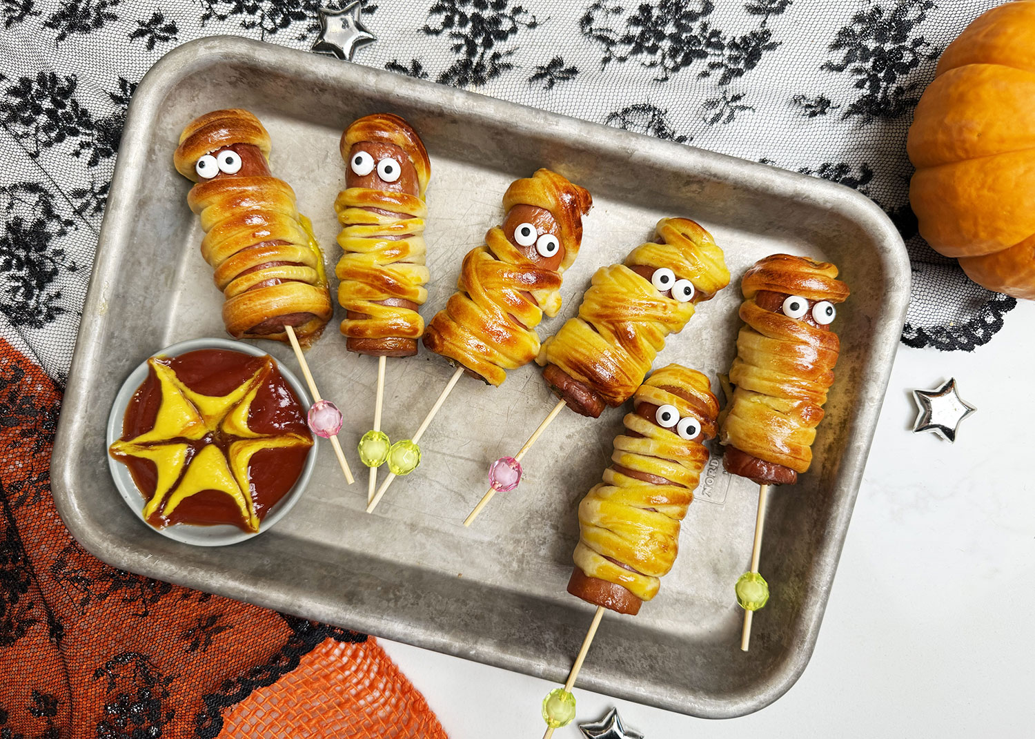 Bouchées d'Halloween: saucisses en forme de momies