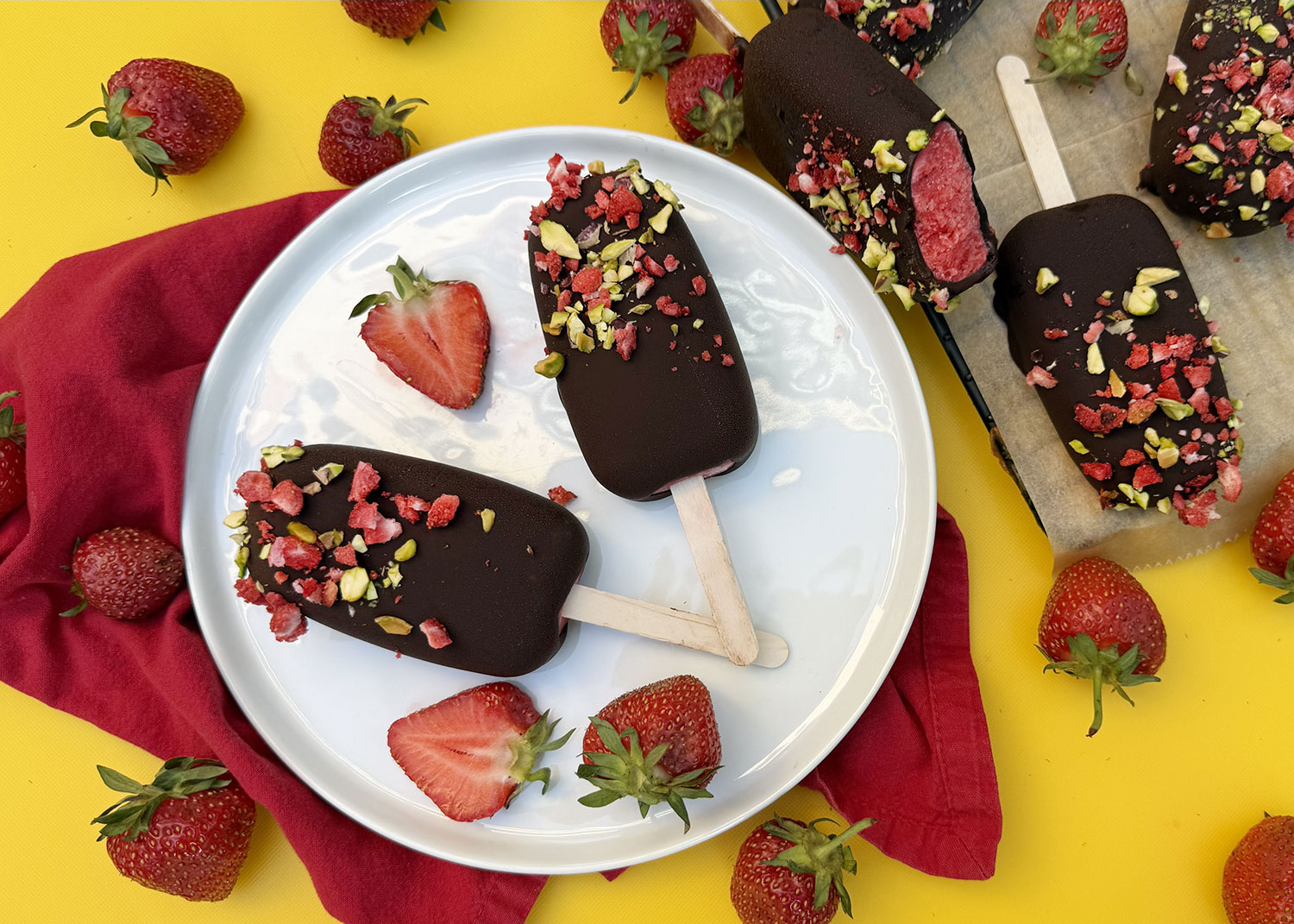 Barres glacées aux fraises, chocolat et pistaches