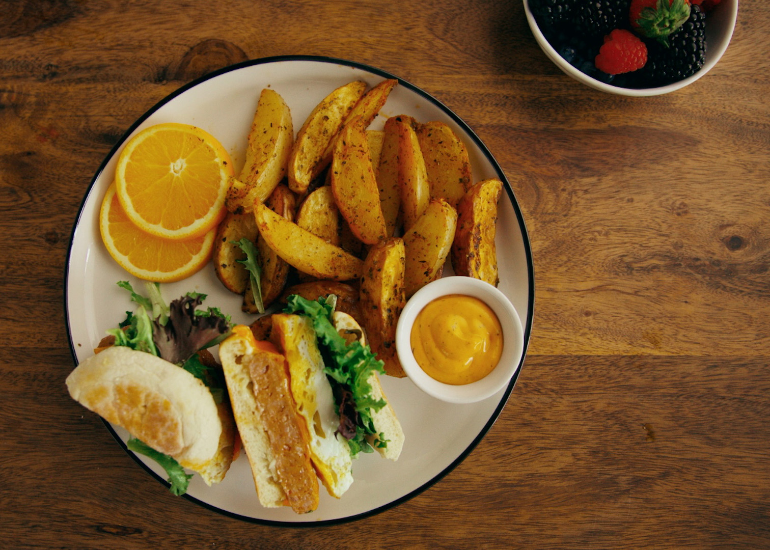 Œuf MaxMuffin à la saucisse italienne et quartiers de pomme de terre provençale