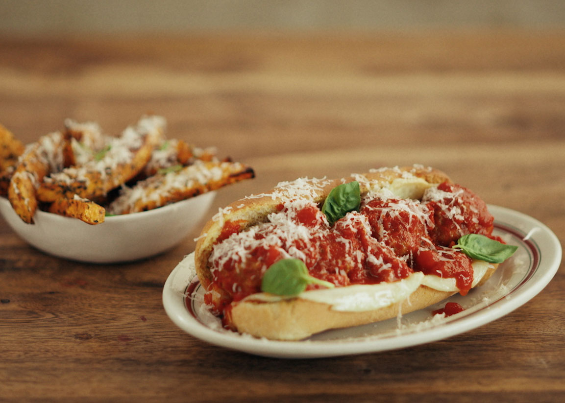 Sous-marins aux boulettes de veau, saucisse italienne et ricotta et quartier de patates douces