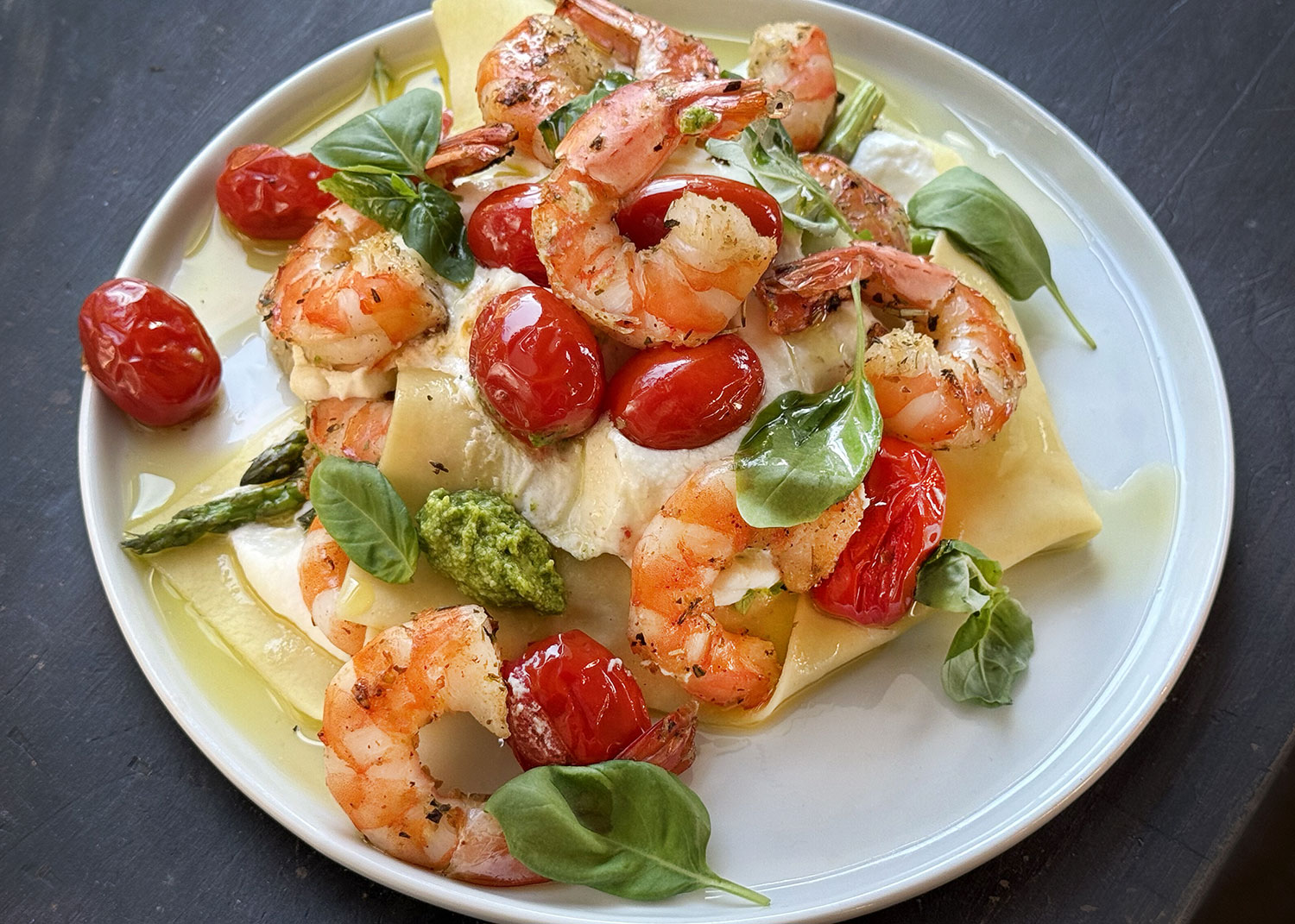 Lasagne ouverte aux crevettes grillées, fromage fouetté et pesto de roquette