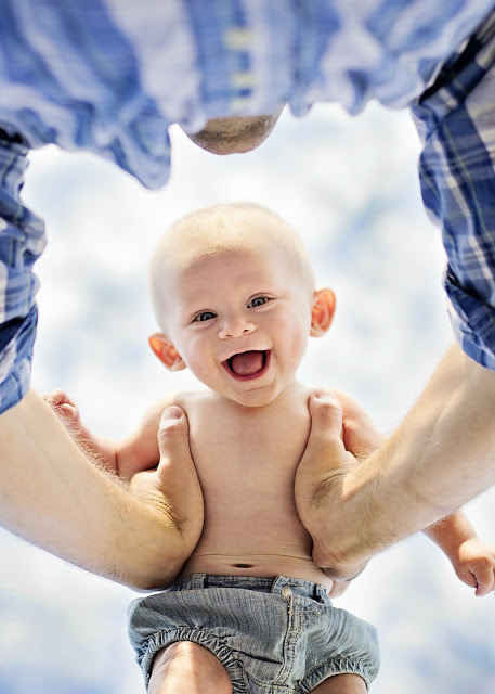 Bébé vu en contre-plongée