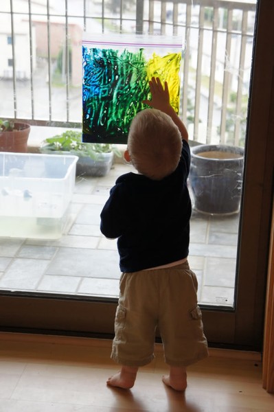 Enfant peinture vitre