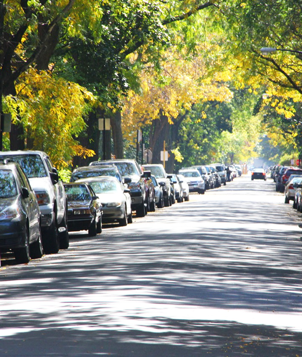 autos stationnées dans la rue