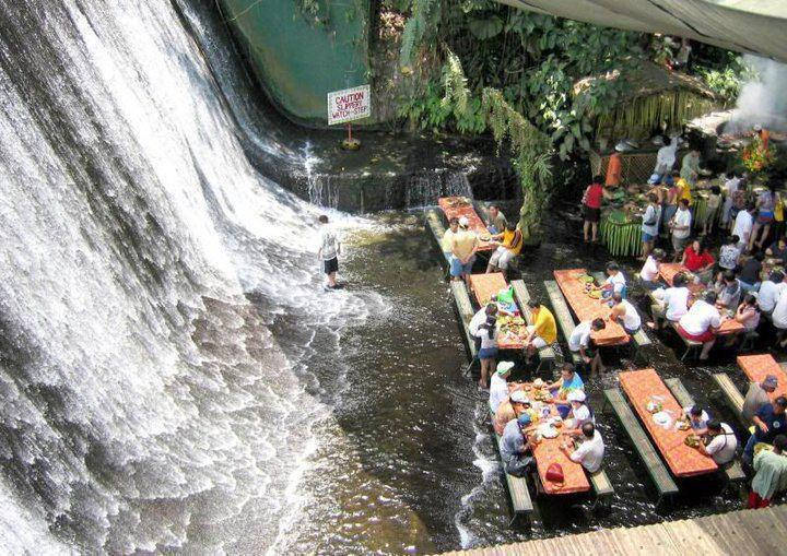 Restaurant Labassin Waterfall les pieds dans l'eau