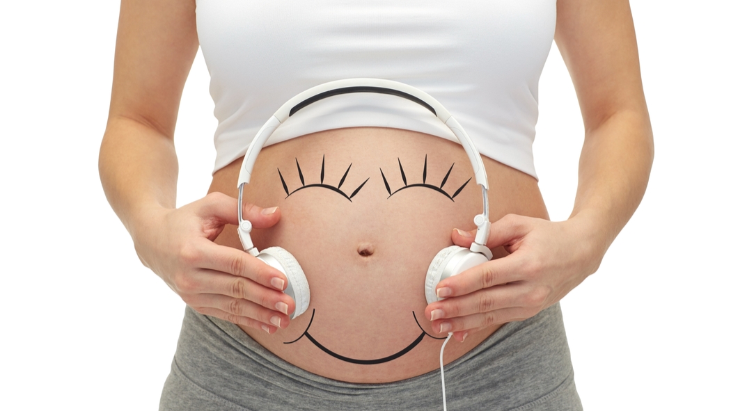 Ventre De Mesure De Sourire De Périmètre De Femme Enceinte Avec La