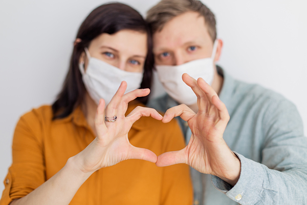 Couple d'amoureux avec masques chirurgicaux en temps de pandémie