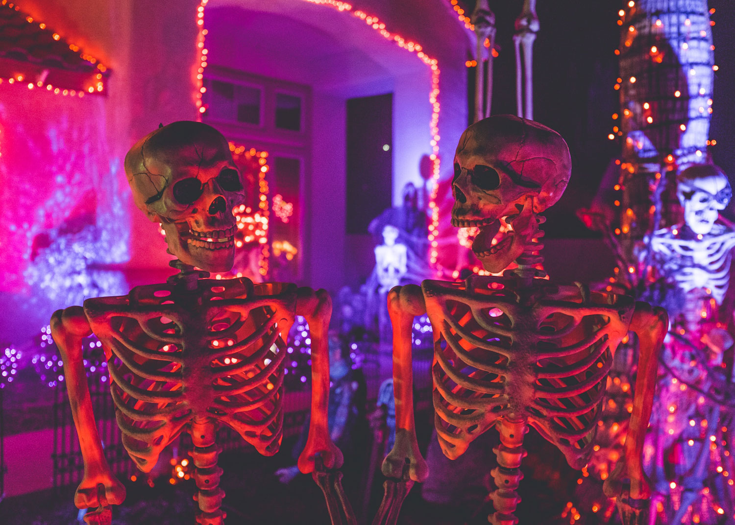 maison décorée pour l'Halloween avec lumière et squelettes