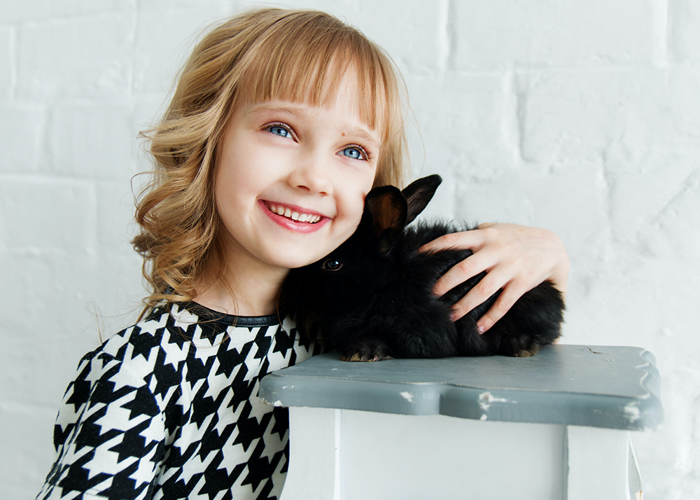 Une fillette et son lapin noir