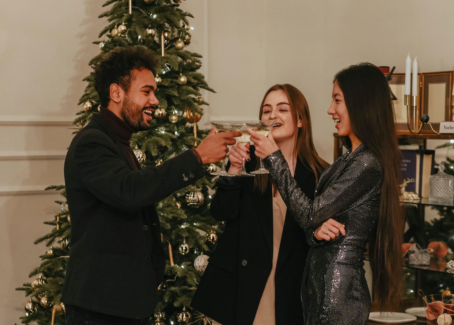 homme et femmes se rencontrent dans un party de Noël