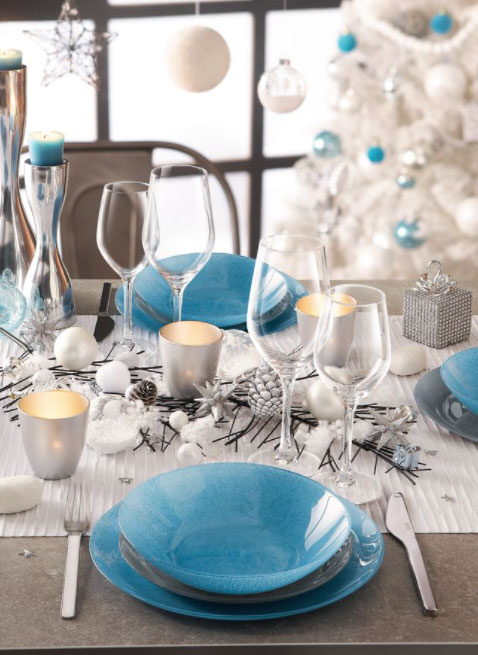 Table avec accessoires bleus pour décorer pour Noël