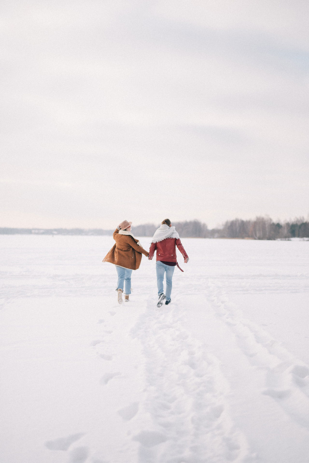 couple marche dans la neige