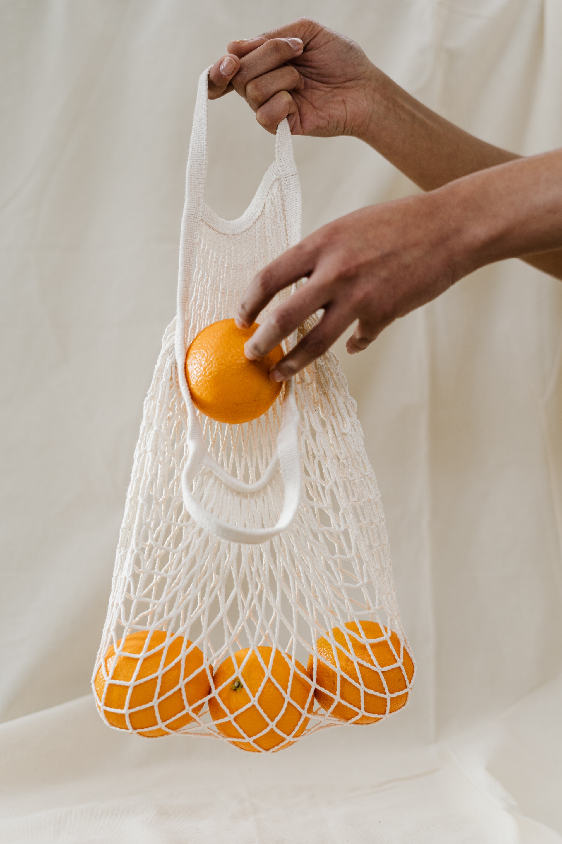 Des oranges dans un sac en tissu