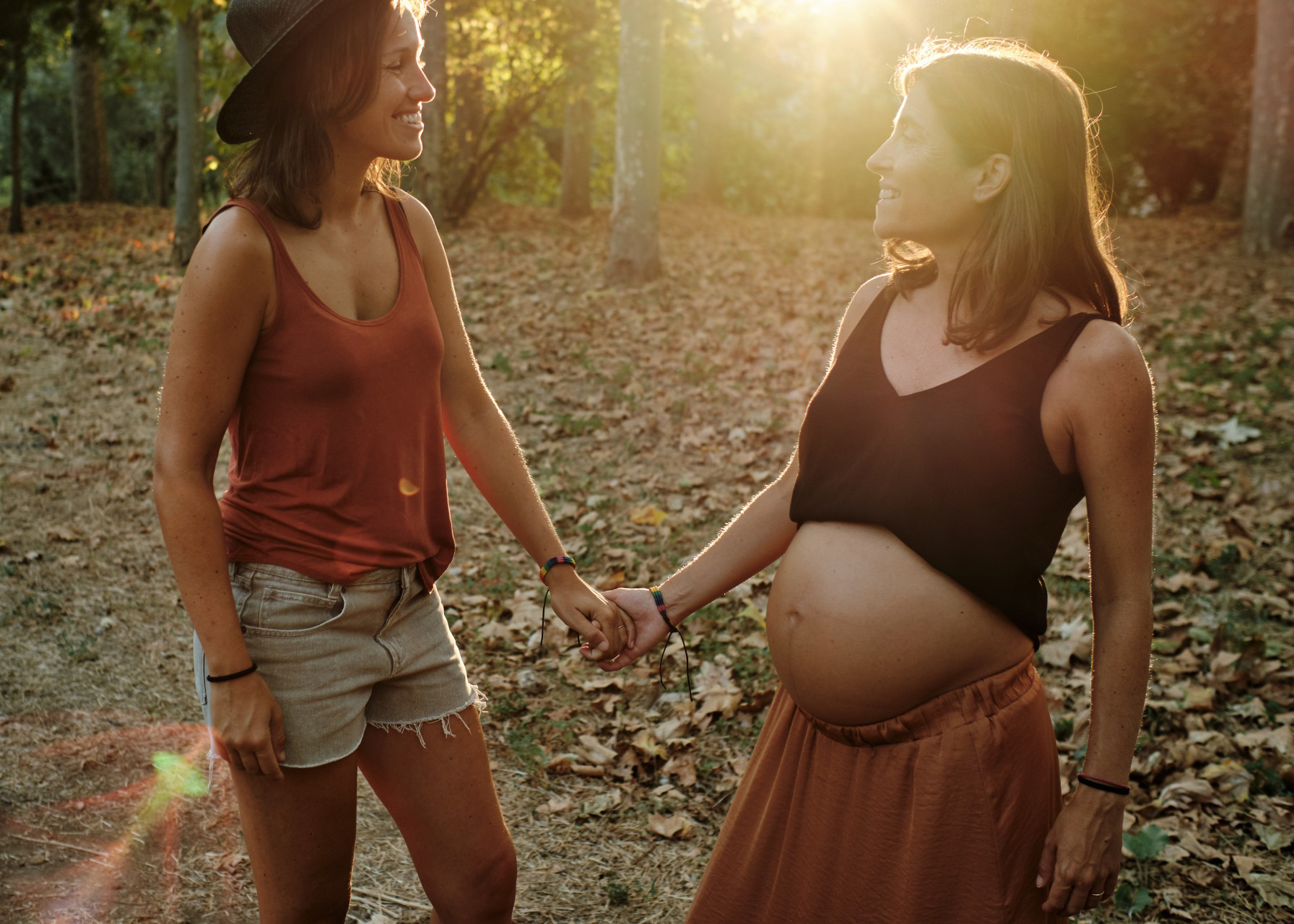 Couple en forêt, une des deux femmes est enceinte