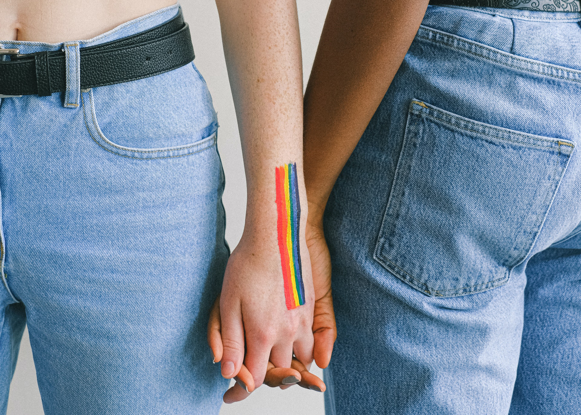 Deux femmes se tiennent la main