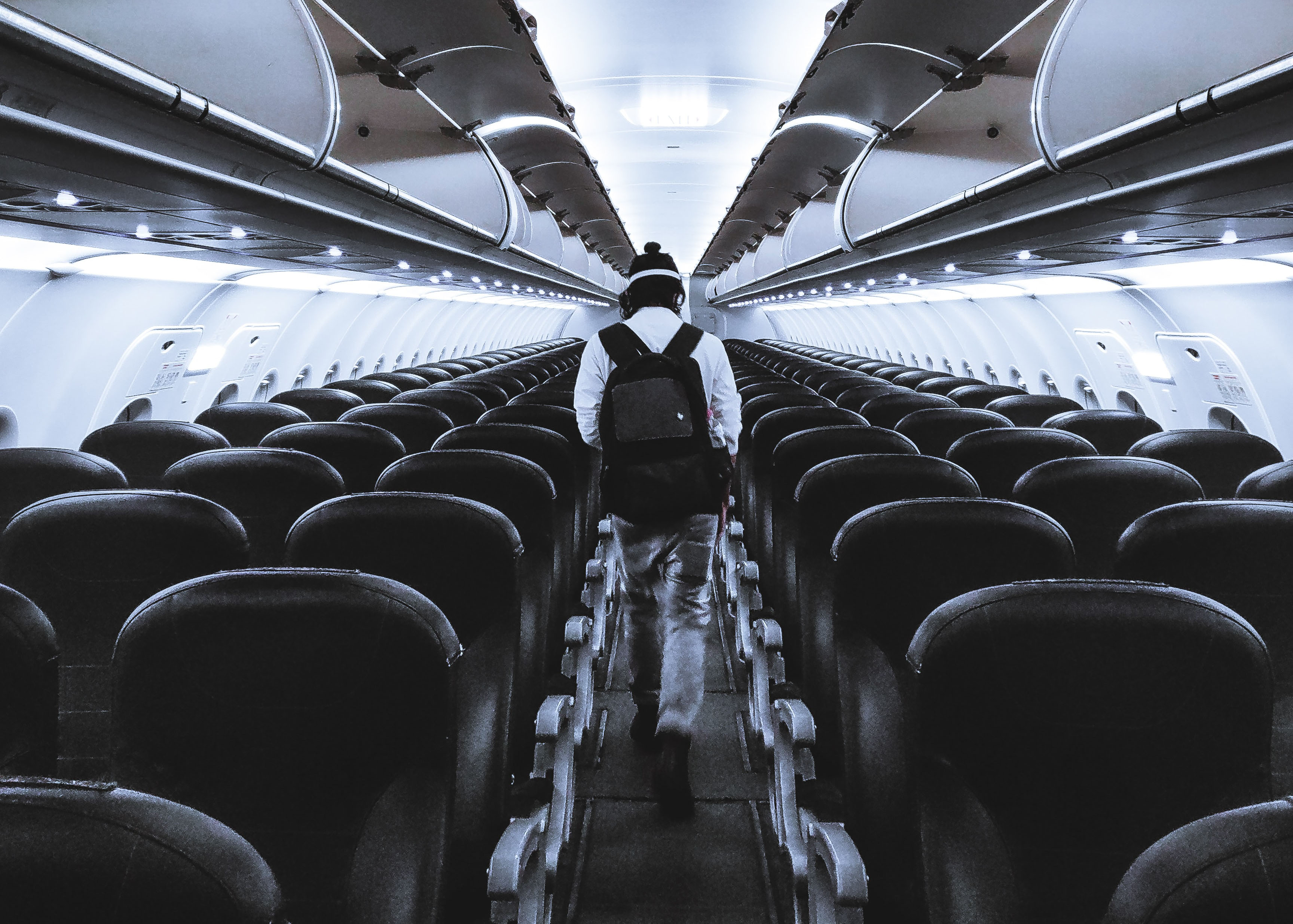 Homme seul dans un avion