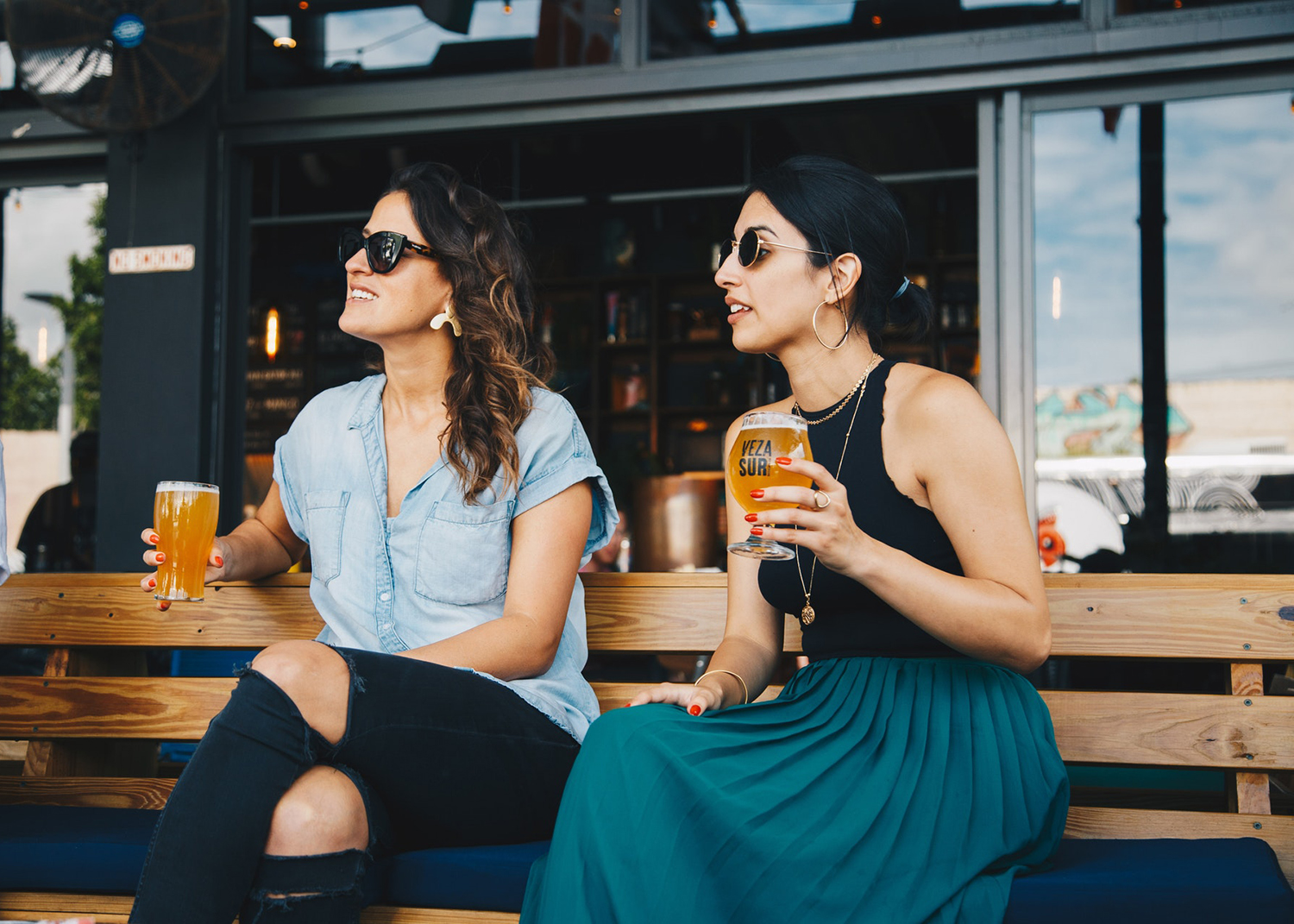 Deux jeunes femmes boivent un bière en terrasse
