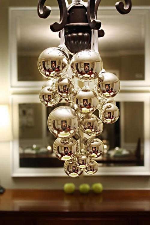 boules de Noël accrochées à un lustre