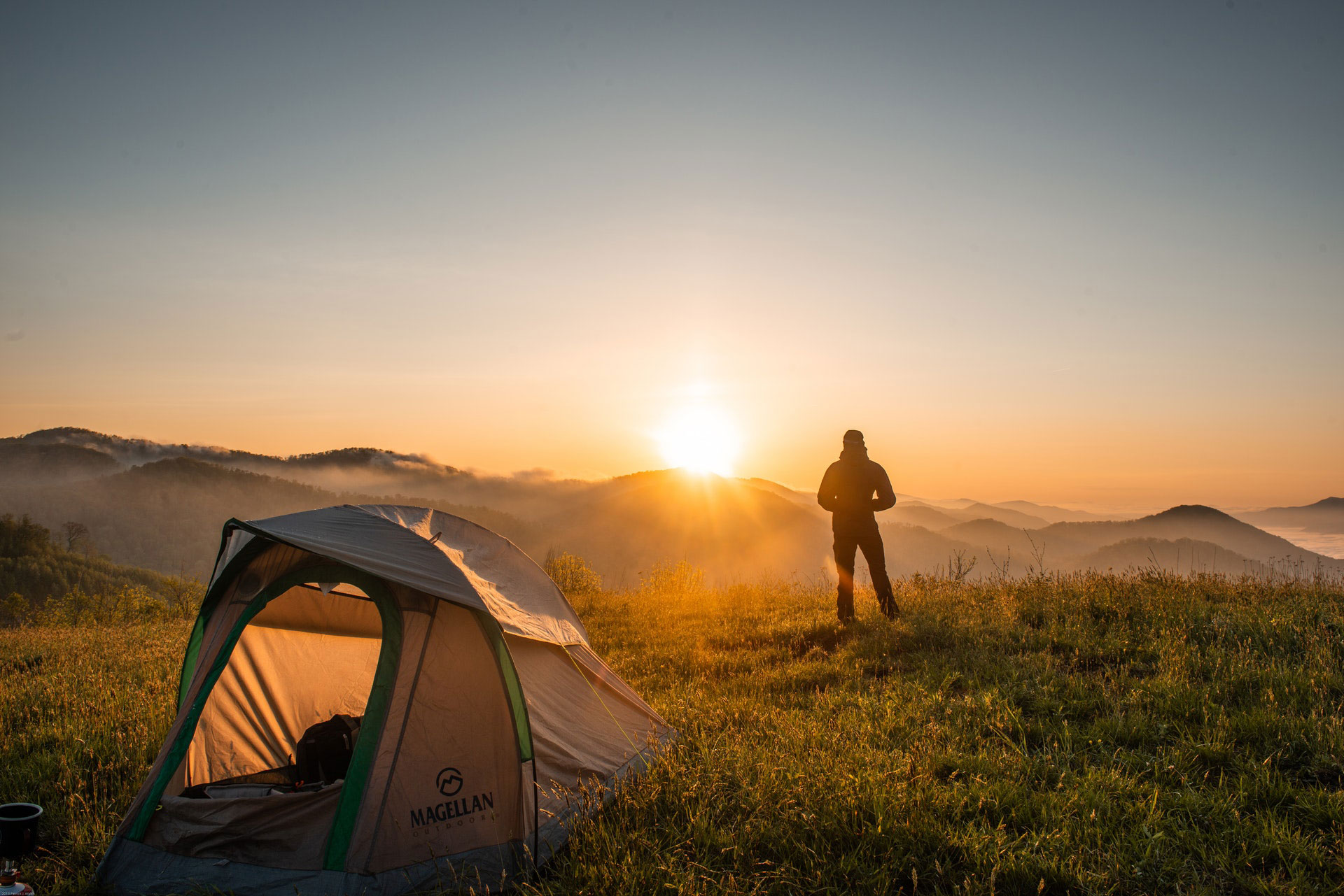 lever du soleil en camping au sommet d'une montage