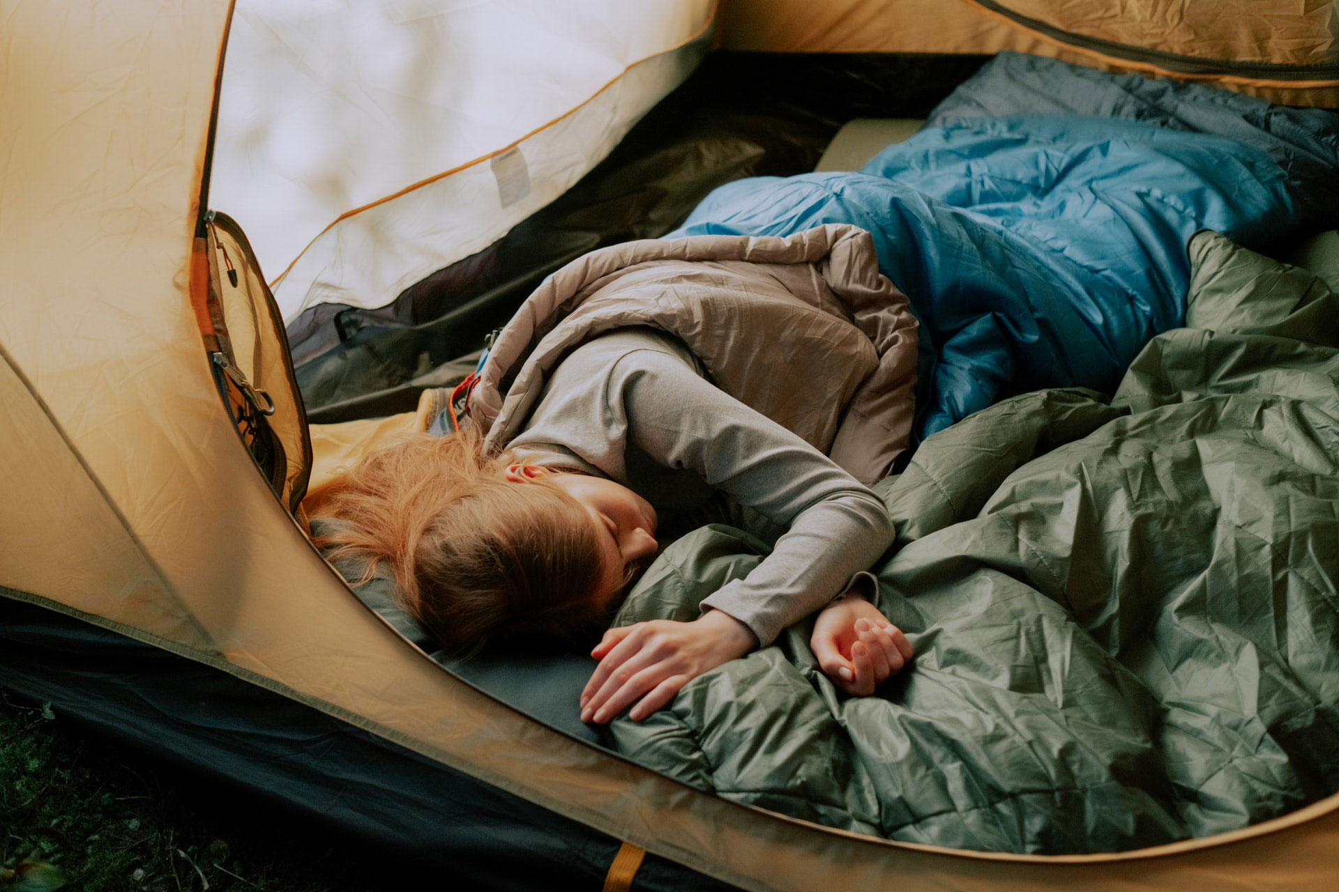 fille dort dans une tente dans sac de couchage