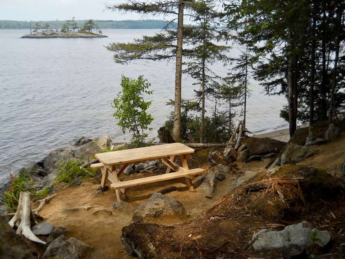table à pique-nique près d'un sentier de la Pointe-aux-roches au Témiscamingue