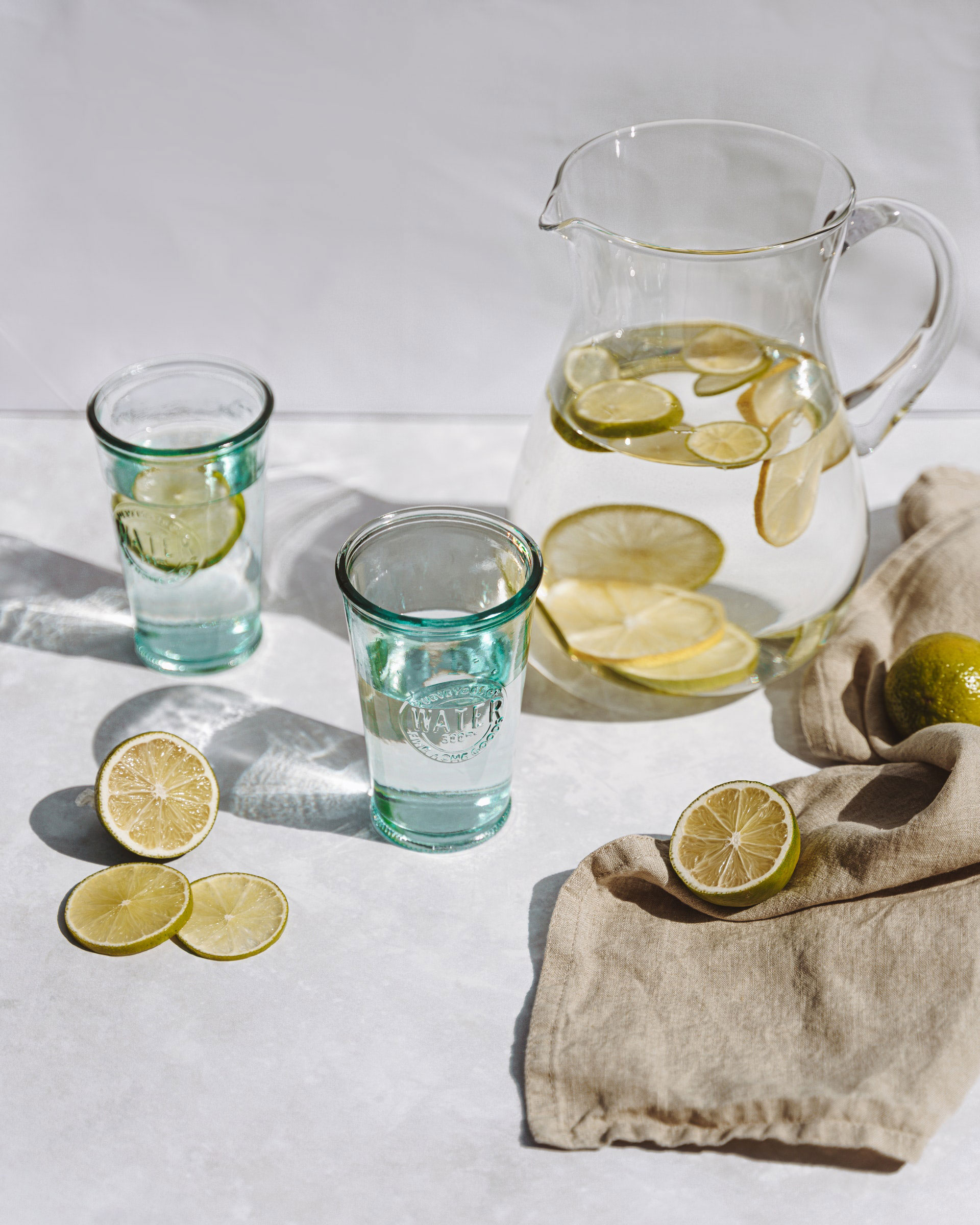 pot d'eau avec verre et citron