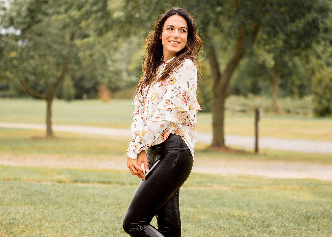 Maman Caféine porte le parfait look chic-décontracté d'automne : voici comment le copier