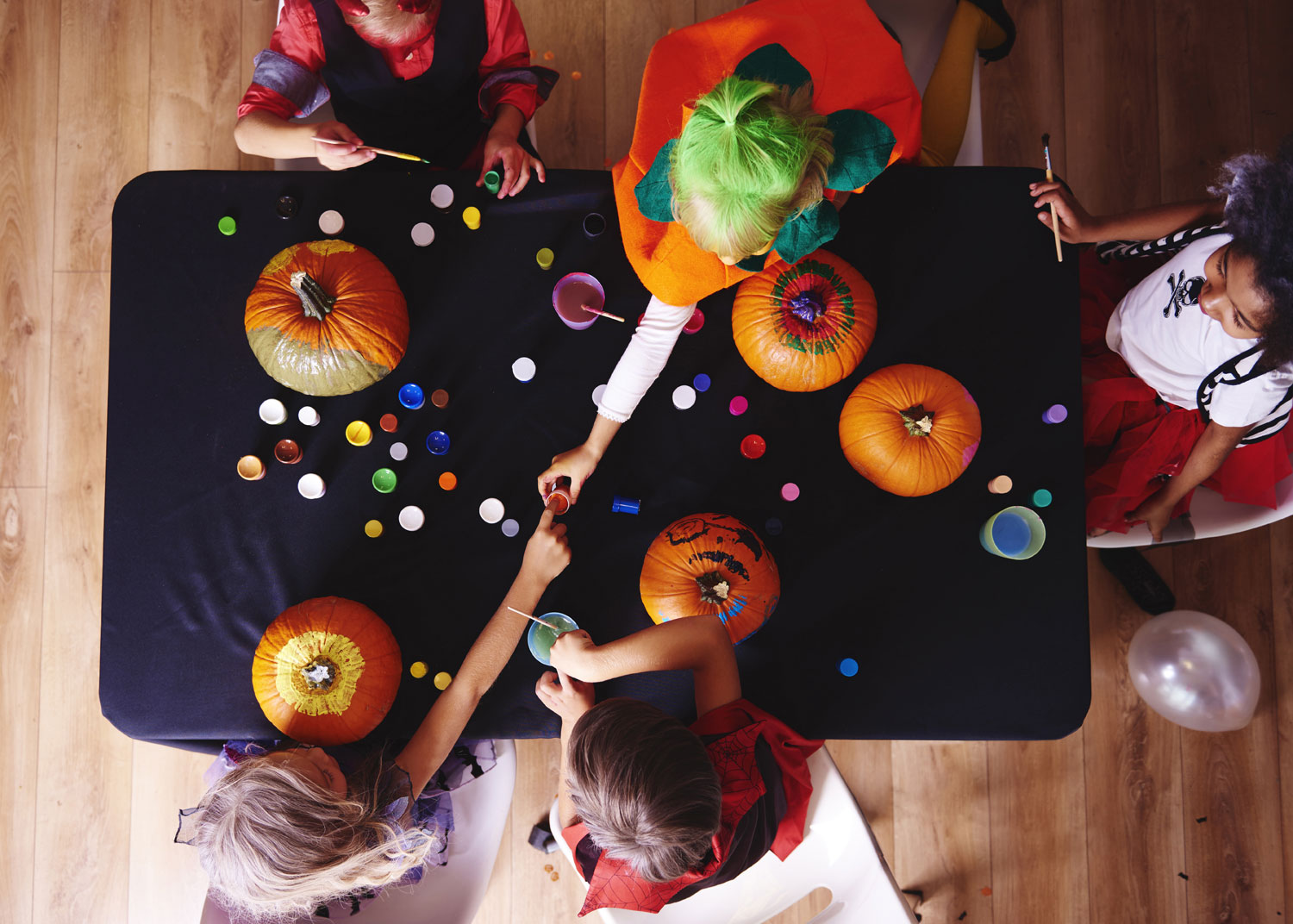 enfants décorent des citrouilles pour l'Halloween
