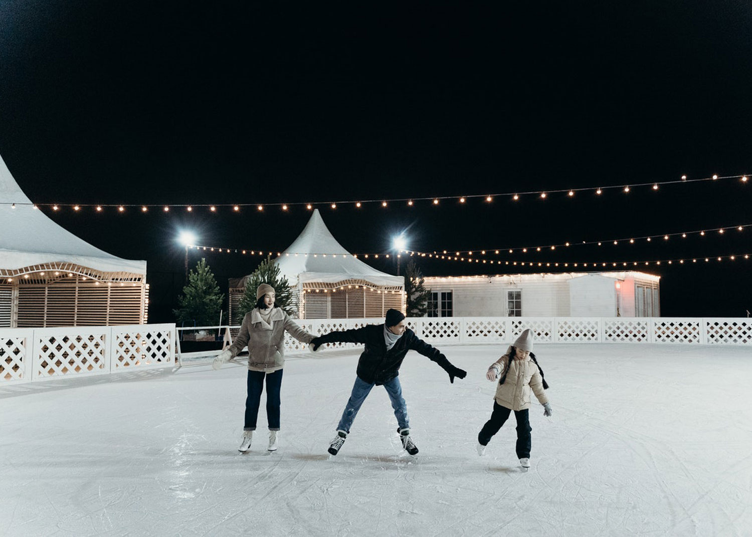 famille patine en soirée