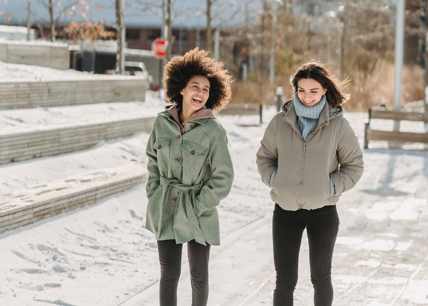 deux femmes marchent dans la rue en hiver