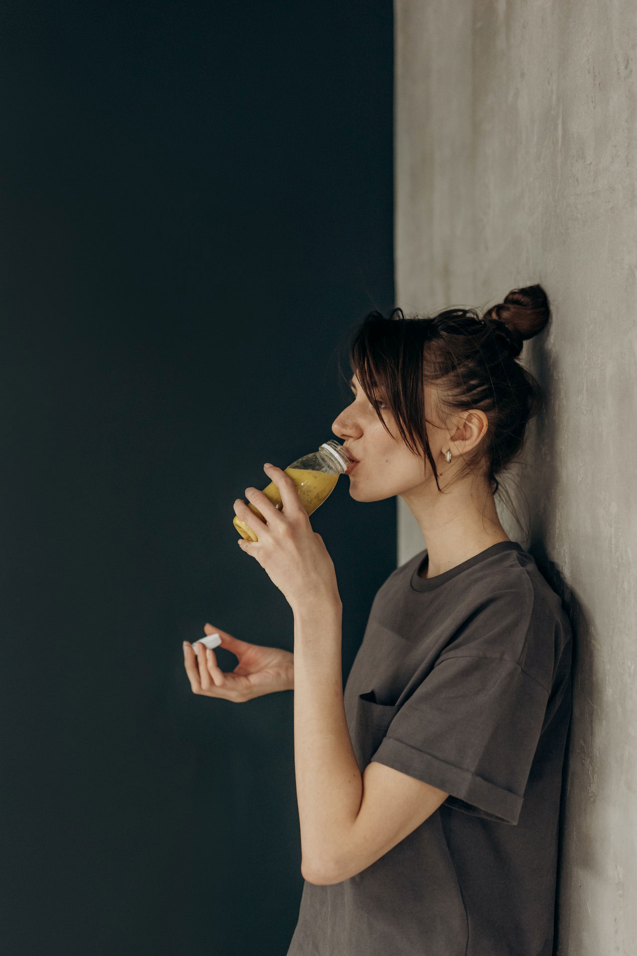 femme boit un jus pendant une cure de détox
