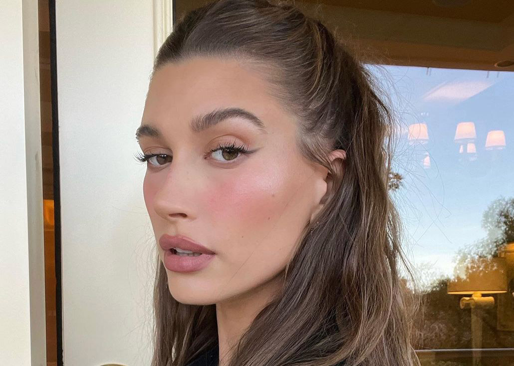 Hailey Bieber adopte les cheveux rouges et elle est méconnaissable