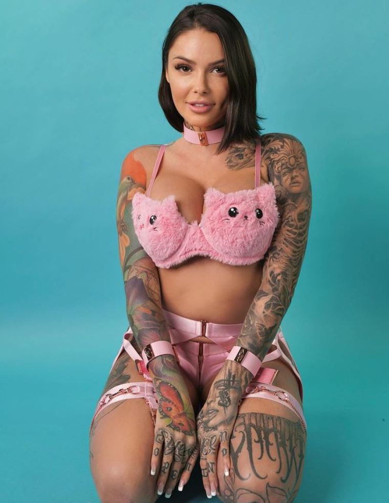 Les 10 photos les plus sexys de Hélène Boudreau, alias «la fille de l'UQAM», de 2022