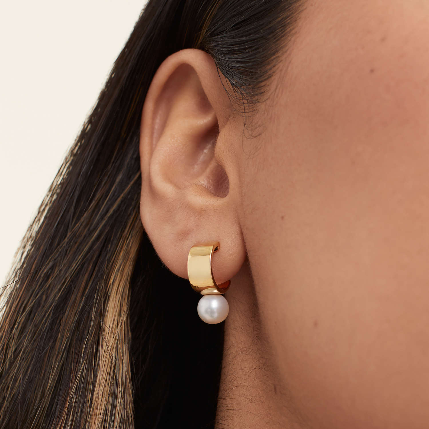 Boucles d'oreilles dorées avec perle