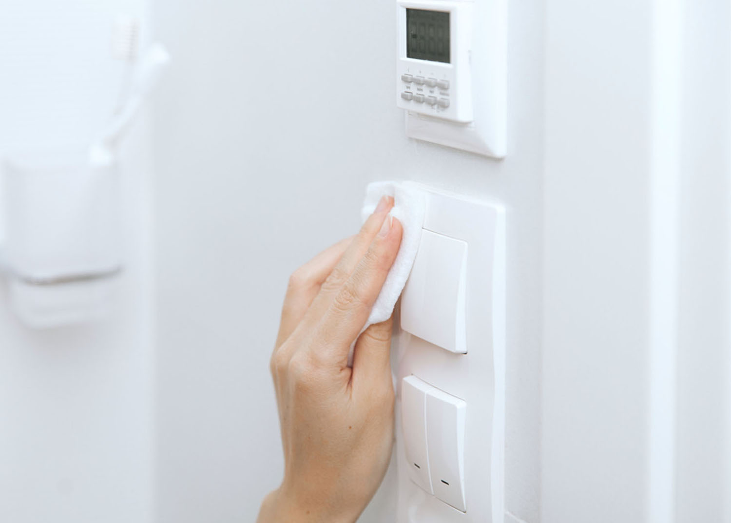 Nettoyage des interrupteurs de la maison lors du ménage