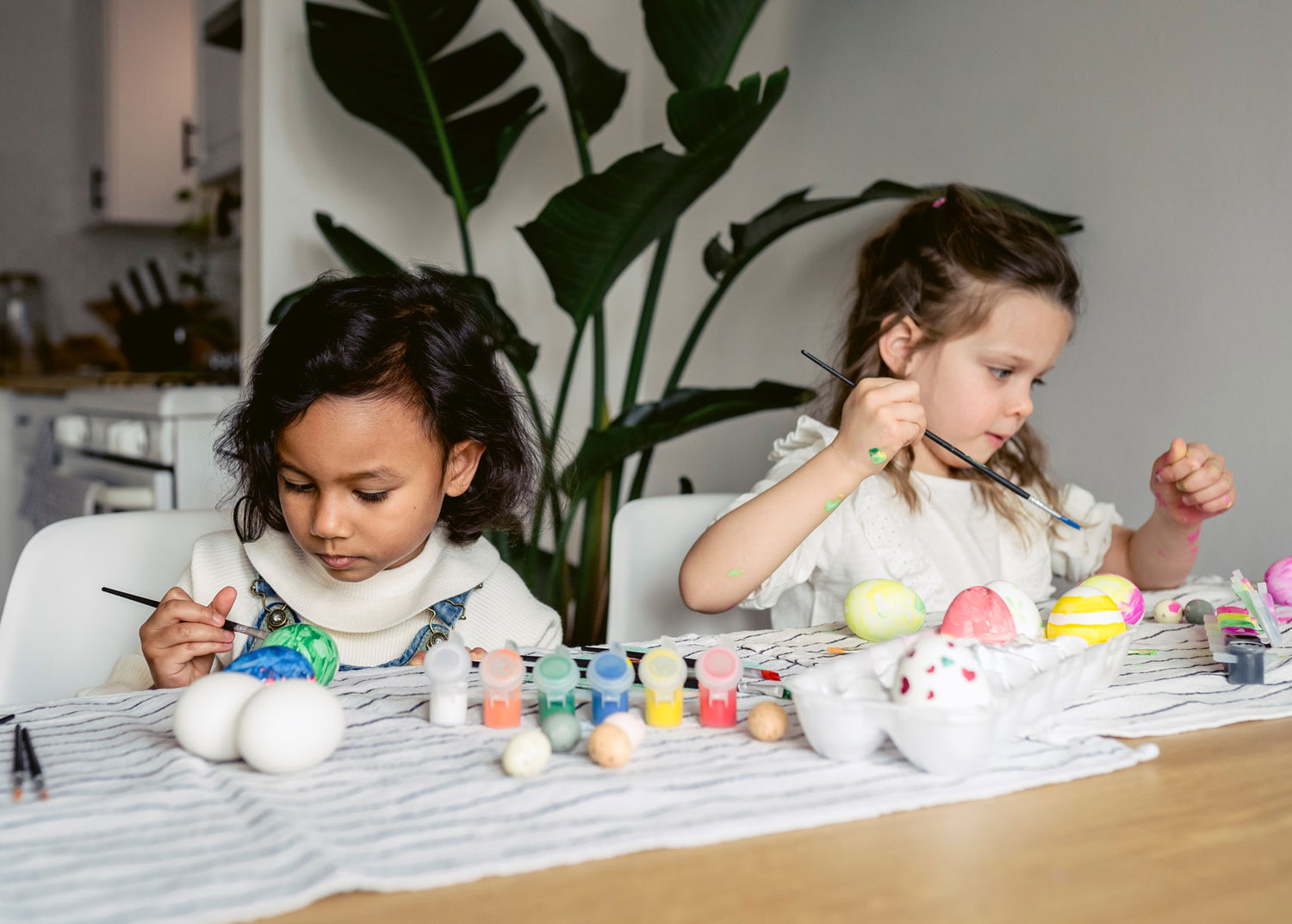 enfants décorent des oeufs de Pâques avec de la peinture