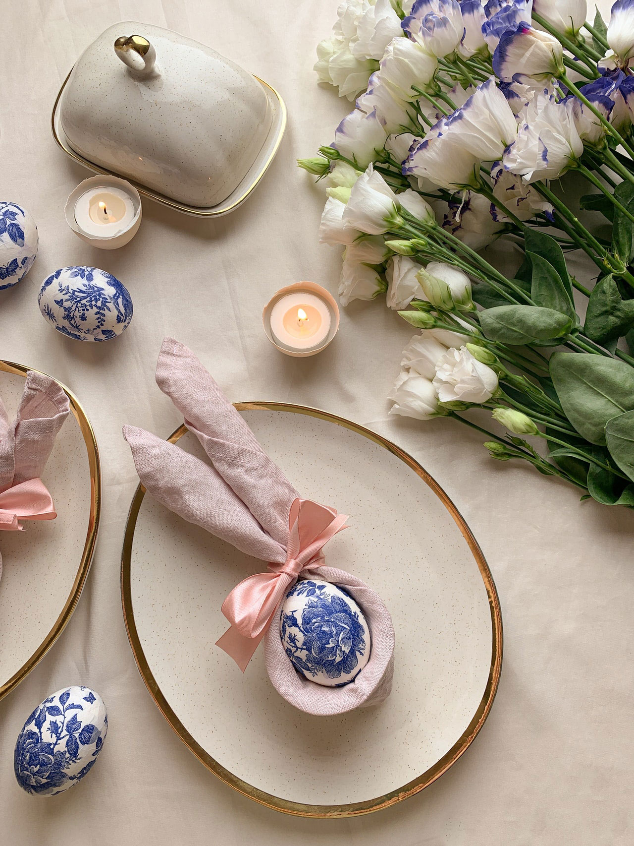 table décorée pour Pâques avec fleurs fraiches et oeufs
