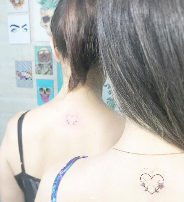 tatouage mère fille avec coeur et fleurs