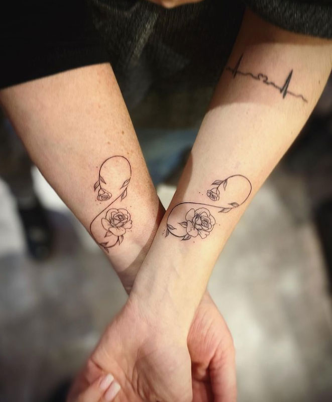 tatouage mère fille symbole infini et fleurs