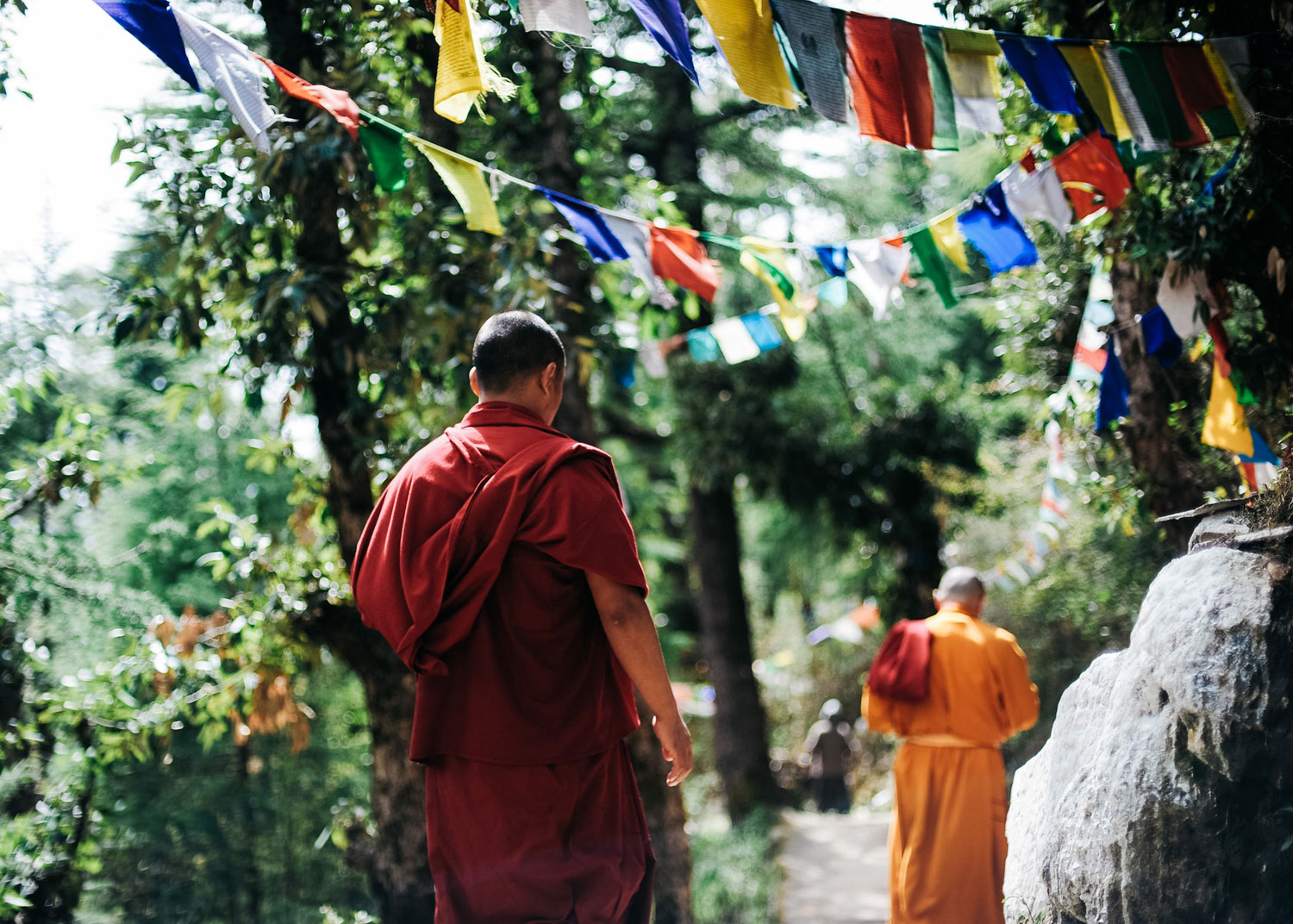moines marchent sous drapeaux de couleur