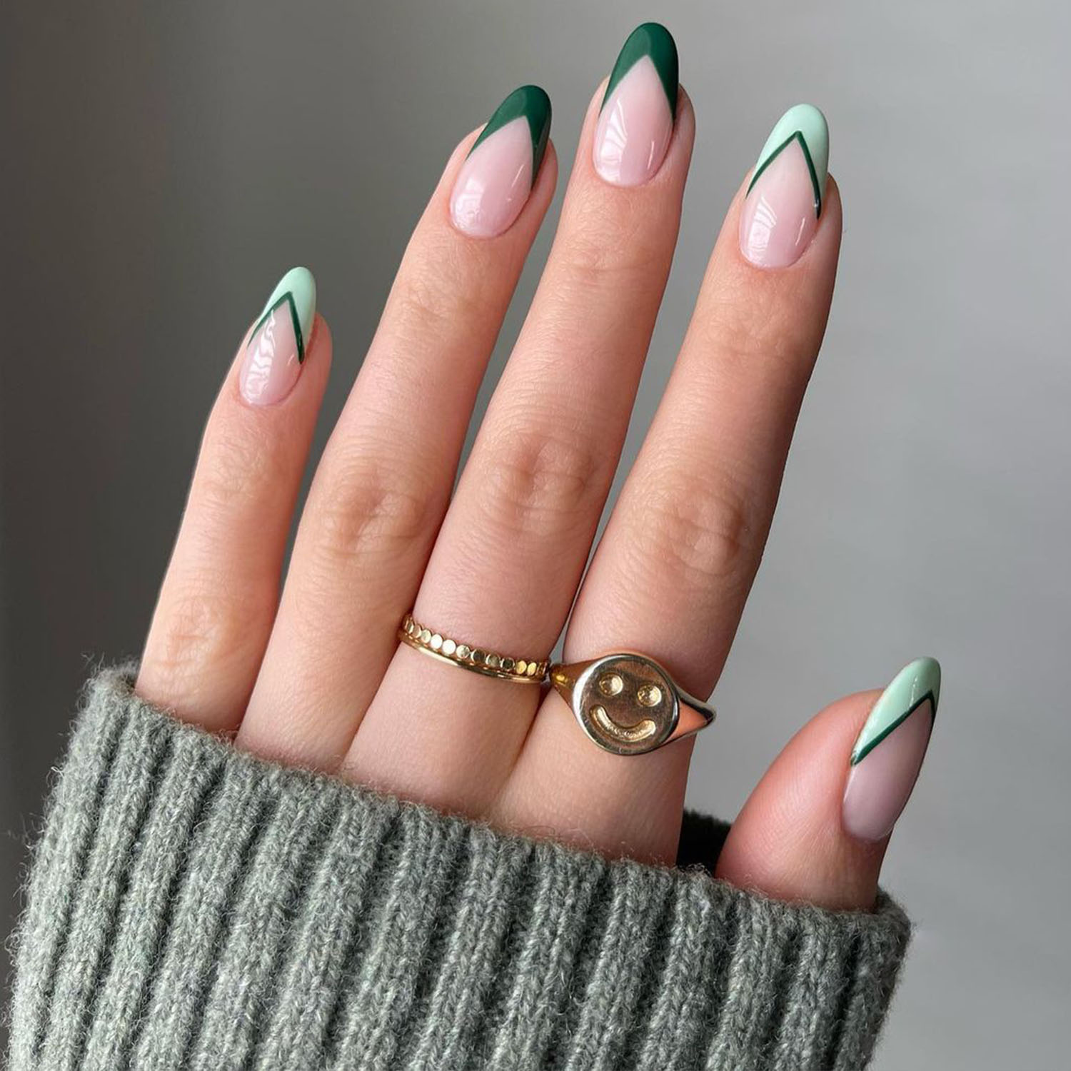 Manucure des ongles avec vernis vert