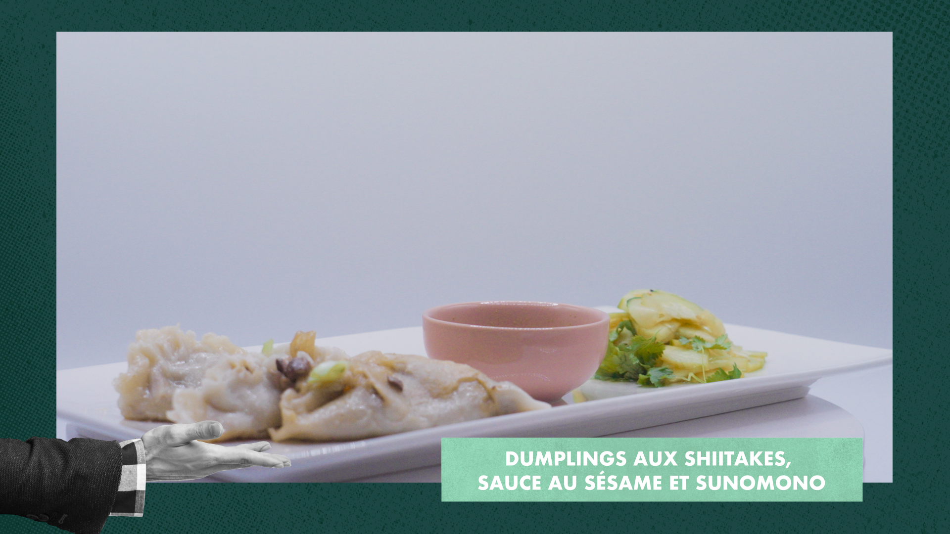 Dumplings aux shiitakes, sauce au sésame et sunomono