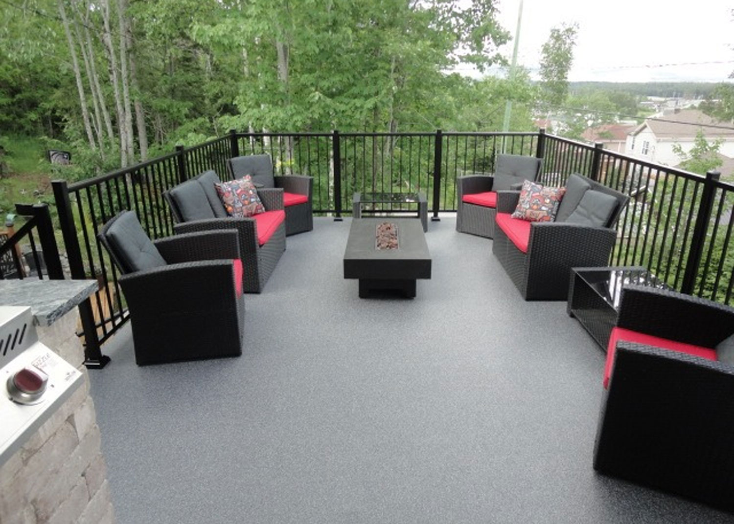 terrasse en fibre de verre avec meuble de patio gris