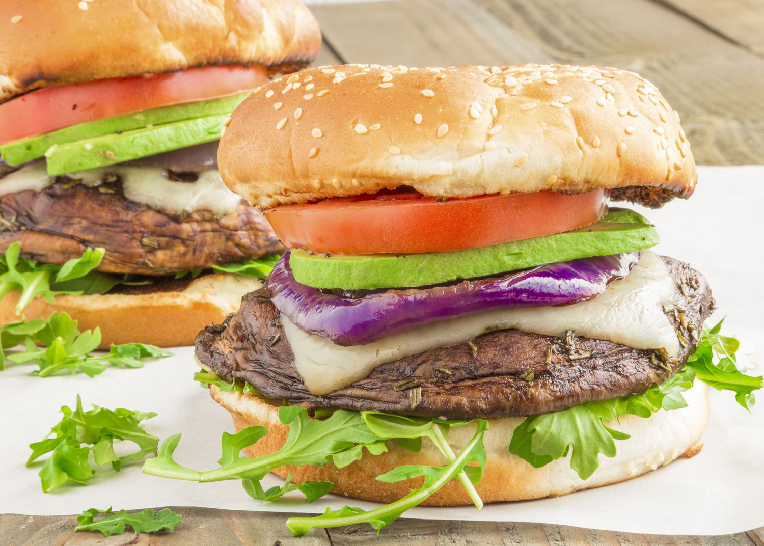 cheeseburger portobello avec tomate, salade et avocat