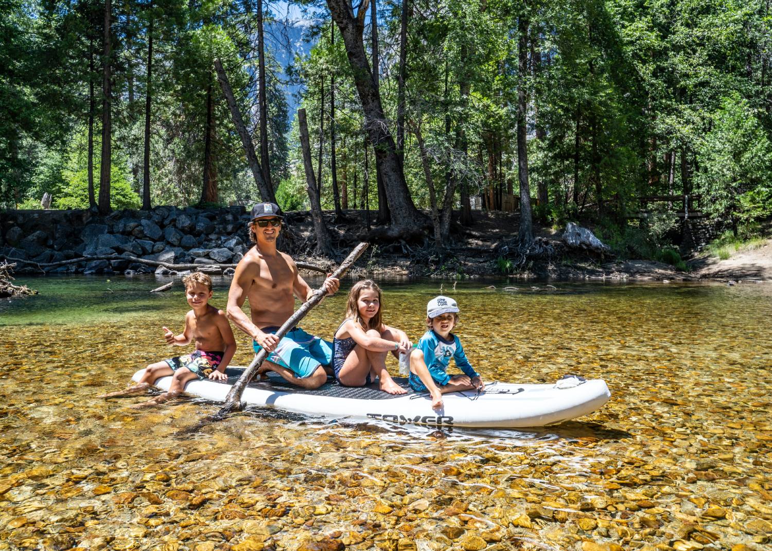 Une famille en paddle board