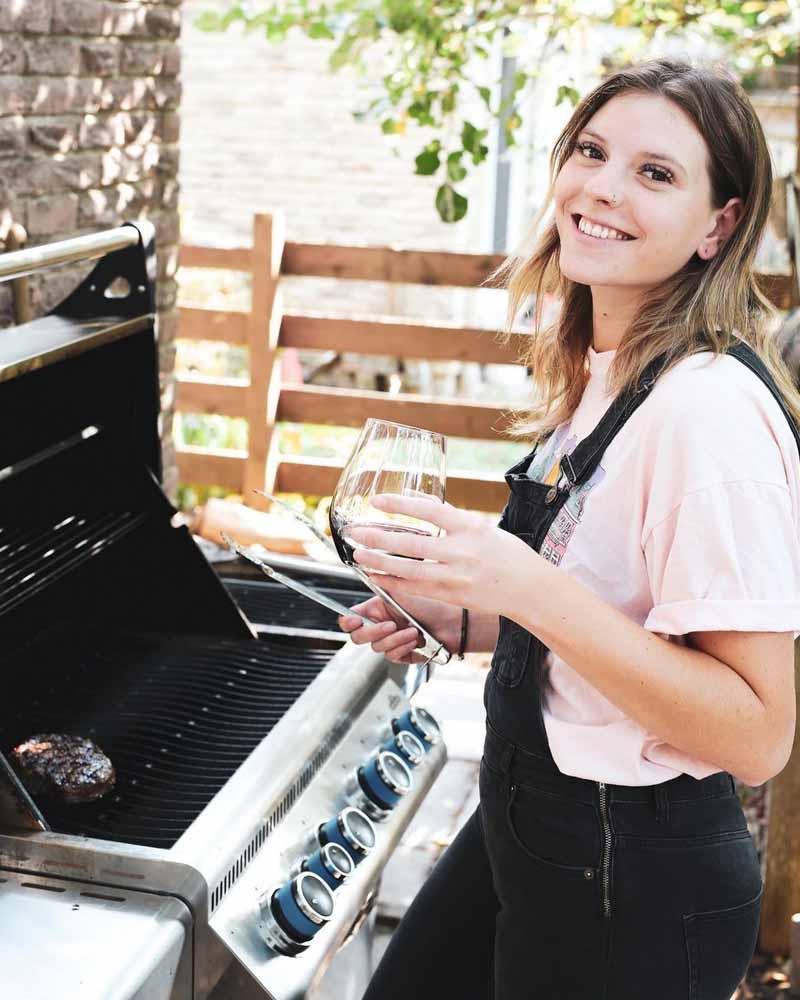 Femme qui cuisine au barbecue