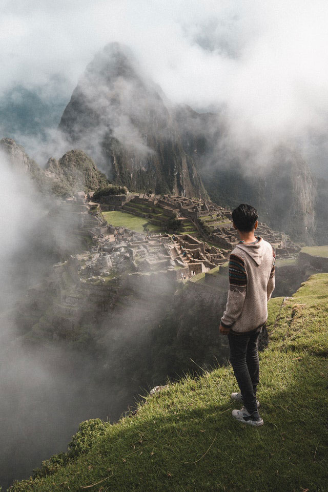 homme seul au Machu Picchu au Pérou