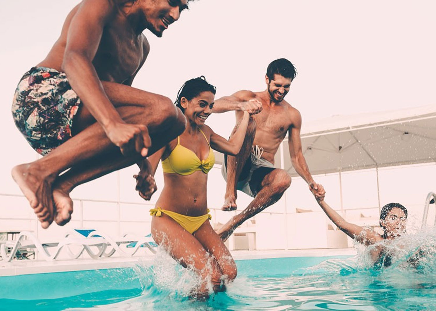 jeunes adultes sautent dans une piscine